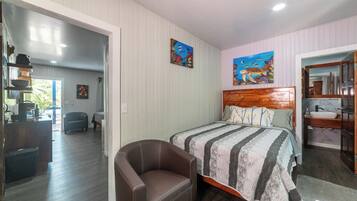 Deluxe Studio Suite, Beach View | Iron/ironing board, free WiFi