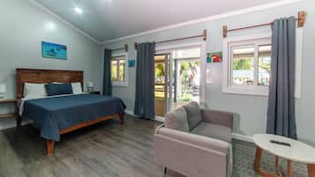 Superior studio suite, uitzicht op tuin | Luxe beddengoed, individueel gemeubileerd, een strijkplank/strijkijzer