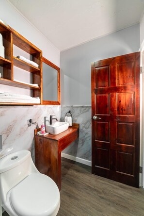 Bathroom - Blue Horizon Studios  (roatan)
