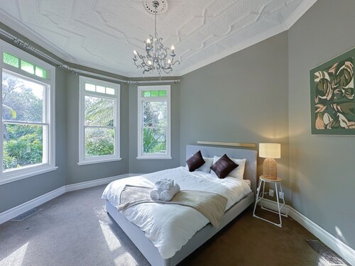 Greenhithe Villa - 3Bd2B - Private Pool & backyard- Family Friendly