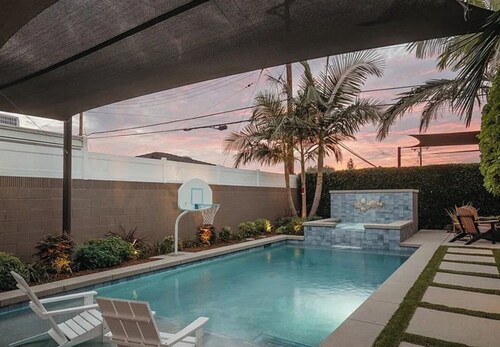 3 bedroom & 2 bathroom home in Glendora, CA with a pool and spa/hot tub
