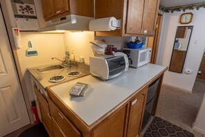 Refrigerador, microondas, parrilla de estufa y cafetera y tetera 
