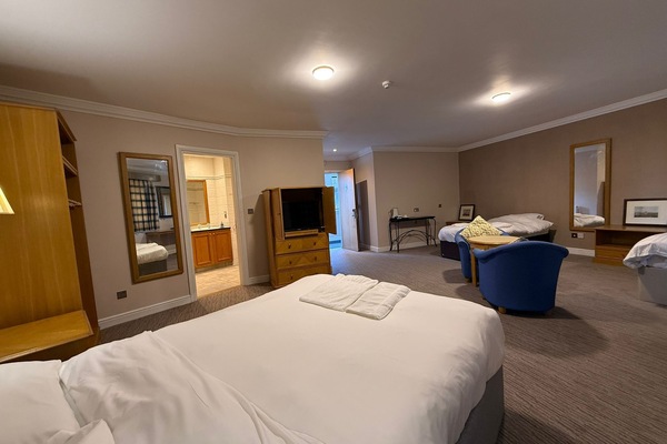 Family Room | Desk, free WiFi