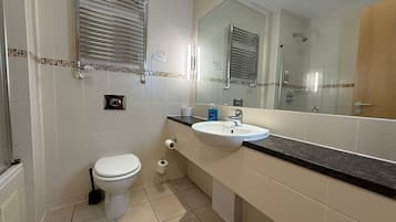 Executive Double Room | Bathroom | Free toiletries, hair dryer, towels, soap