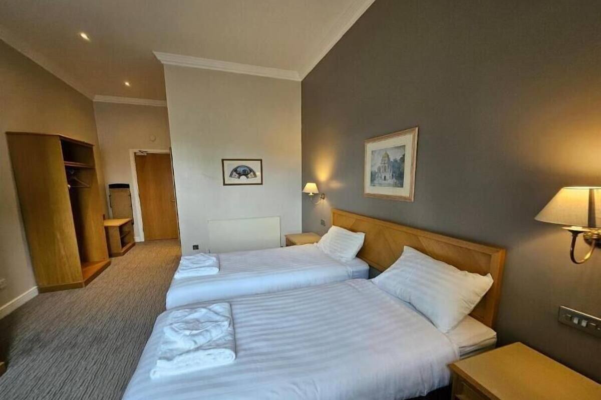 Standard Twin Room | Desk, free WiFi