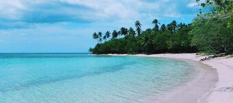 Tropical Getaway just steps from Buye Beach w/pool. Pet Friendly!