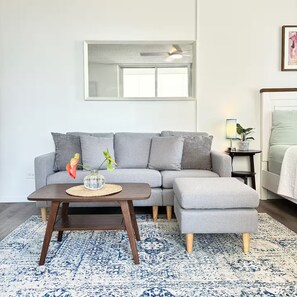 Smart TV - Corner Unit Studio with Free Parking, Walk to Beach.  Entire Condo in Waikiki. (Honolulu)