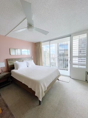 Iron/ironing board, free WiFi, bed sheets - Modern Clean Studio with Free Parking, Walk to Beach. Entire condo in Waikiki. (Honolulu)