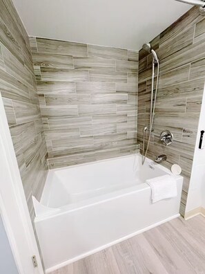 Sèche-cheveux, bidet, serviettes fournies, savon