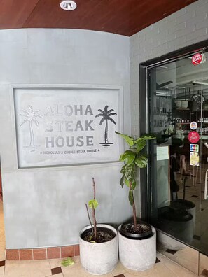 Exterior detail - Modern Clean Studio with Free Parking, Walk to Beach. Entire condo in Waikiki. (Honolulu)