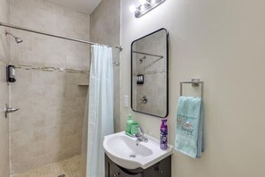Sèche-cheveux, serviettes fournies, savon, papier toilette