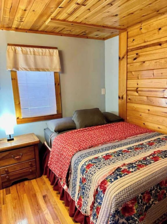 Cozy Cottage In Town! Near Pictured Rocks! - Munising, MI