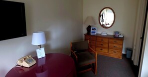 Apartment, 1 King Bed, Pets Not Allowed, Garden View (Large King 2nd Floor) | Interior