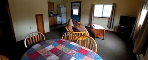 Appartement, Plusieurs lits, cuisine, vue sur le jardin (Suite 2nd Floor) | Aire de séjour