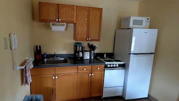 Apartment, Multiple Beds, Kitchen, Garden View (Suite 2nd Floor) | Private kitchen