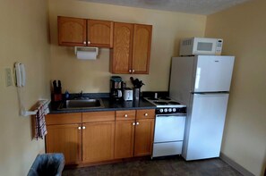 Apartment, Multiple Beds, Kitchen, Garden View (Suite 2nd Floor) | Private kitchen