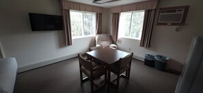 สตูดิโอ, เตียงควีนไซส์ 2 เตียง, ห้องครัว, วิวสวน (Studio 2nd Floor) | ร้านอาหาร