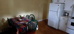 Appartement, Plusieurs lits, cuisine, vue sur le jardin (Family Suite 1st Floor) | Cuisine privée