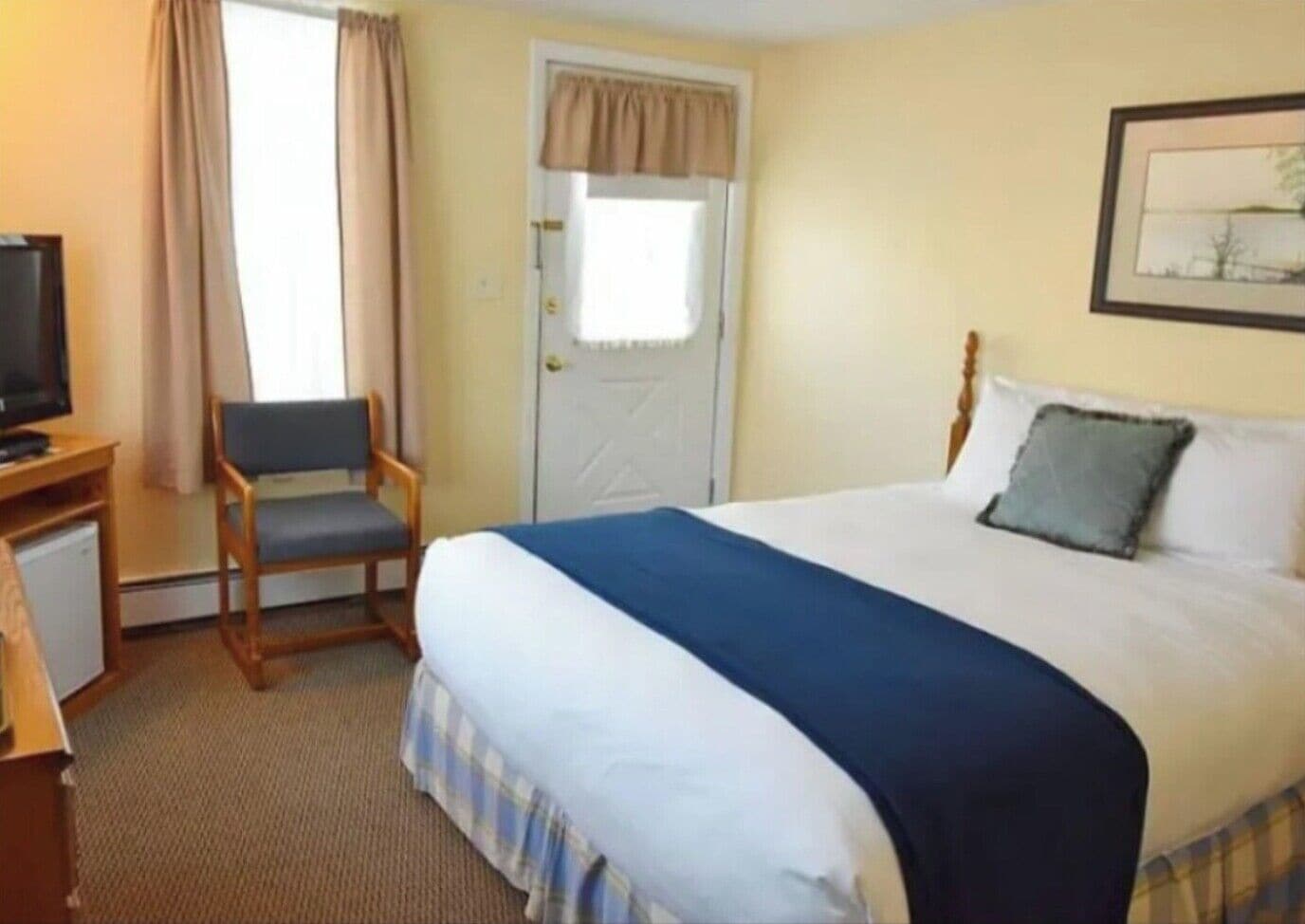 Room, 1 Queen Bed, Pets Not Allowed, Garden View (Single Queen 2nd Floor) | 1 bedroom