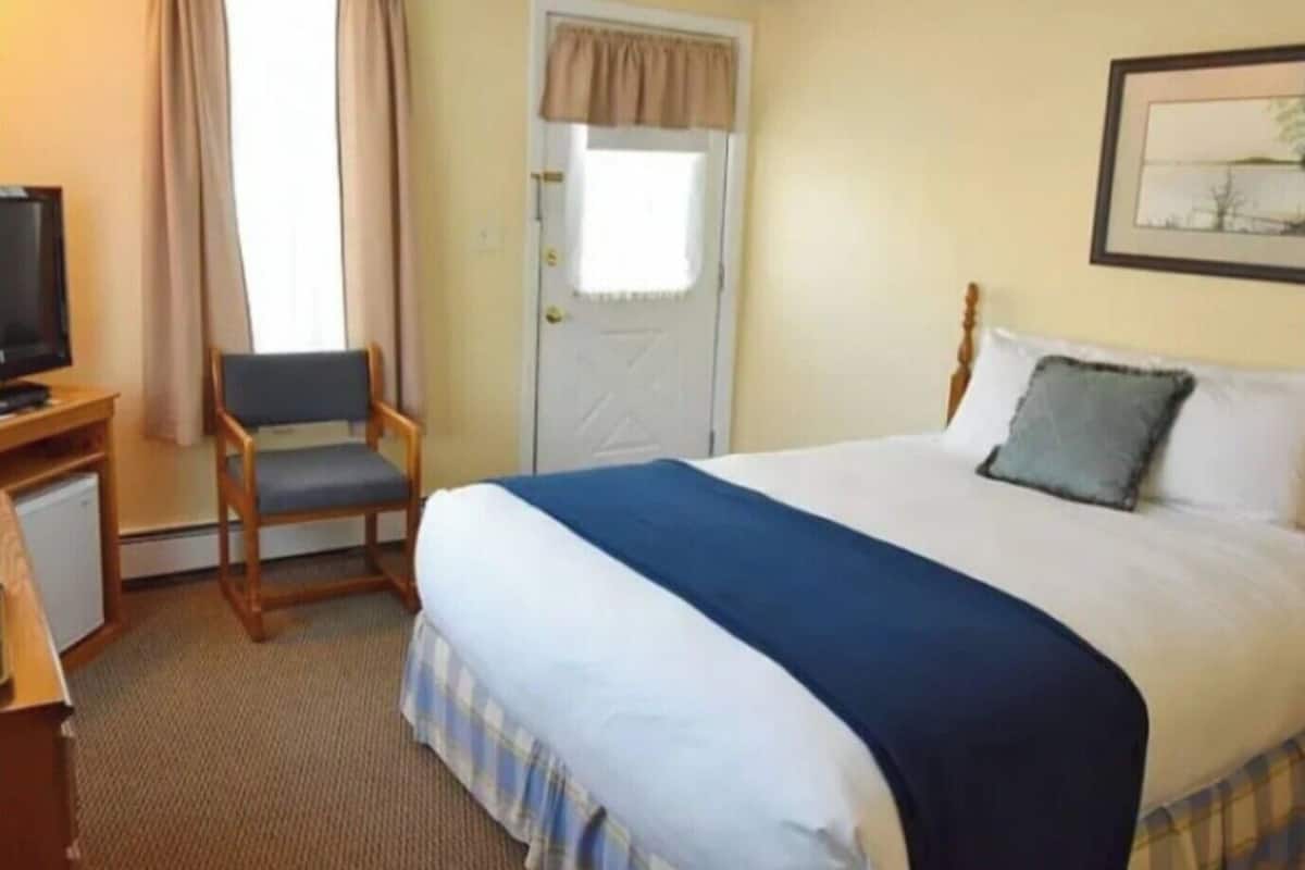 Room, 1 Queen Bed, Pets Not Allowed, Garden View (Single Queen 2nd Floor) | 1 bedroom