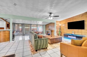 Living area - Fremont Fortune, 5 min to Fremont St, New! (Las Vegas)