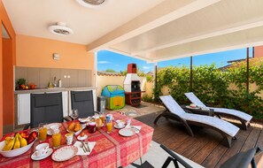 Outdoor dining - Lovely home in Vodnjan (Vodnjan)