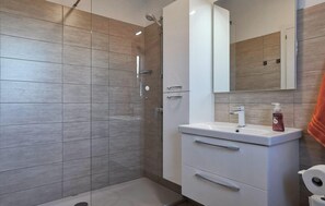 Shower, hair dryer - Lovely home in Vodnjan (Vodnjan)