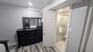 Douche, serviettes fournies, savon, papier toilette