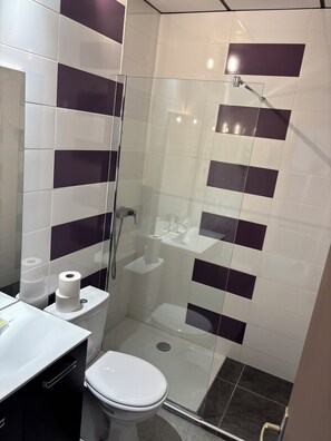 Douche, sèche-cheveux, serviettes fournies, savon