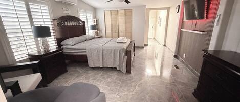 Tabla de planchar con plancha, internet y ropa de cama