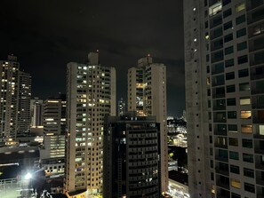 Apartamento premium, vista para a cidade | Vista do quarto