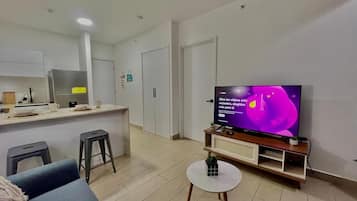 Apartamento premium, vista para a cidade | Área de estar | Smart TV 55 polegadas com canais a cabo, Netflix, serviços de streaming