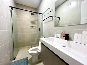 Premium Apartment, City View | Bathroom | Free toiletries, hair dryer, slippers, towels - Modern Apartments PH Living 73 SF (Panamá)