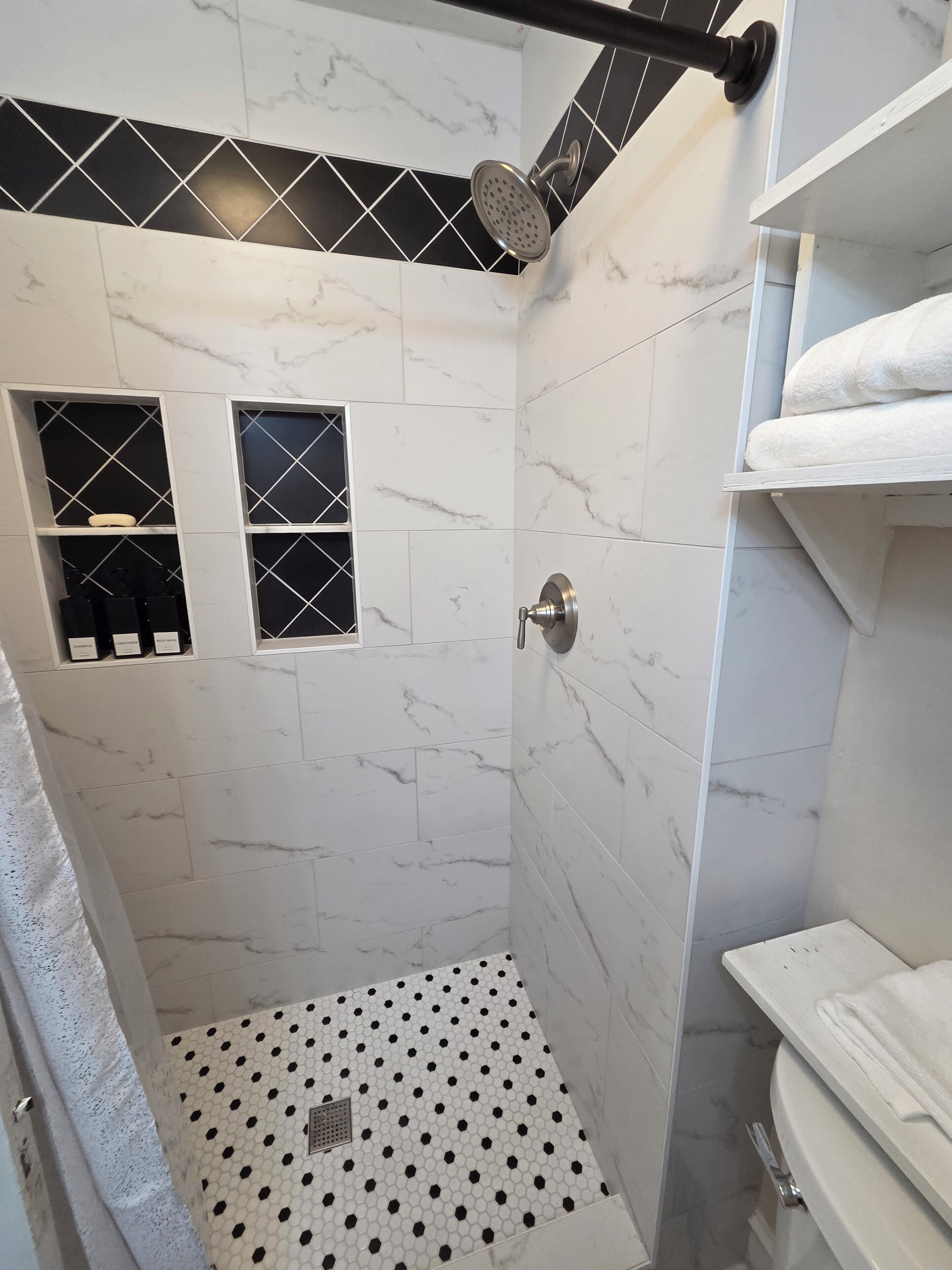 Regadera, toallas, jabón, papel de baño 