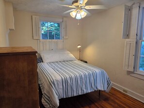 1 bedroom, WiFi, bed sheets - YOUR OWN QUIET TOTALLY SEPARATE HOUSE "CARRIAGE" (Atlanta)