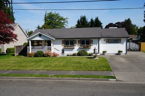 Exterior - Great Location, 2-bedroom house with AC with chefs kitchen in fantastic Puyallup (Puyallup)