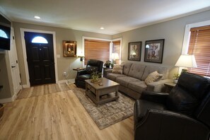 Living area - Great Location, 2-bedroom house with AC with chefs kitchen in fantastic Puyallup (Puyallup)