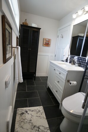 Shower, jetted bath, hair dryer, towels - Great Location, 2-bedroom house with AC with chefs kitchen in fantastic Puyallup (Puyallup)