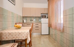 Kühlschrank, Herdplatte, Kochgeschirr/Geschirr/Besteck