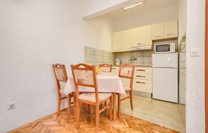 Fridge, microwave, cookware/dishes/utensils - Cozy apartment in Pula with WiFi (Pula)