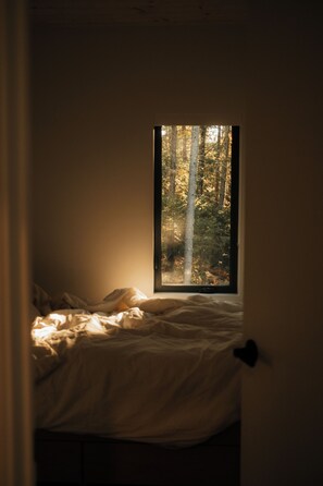 A bedroom with a bed, a window, and a view of trees. - Scandinavian Chalet and Spa - Saint-Donat / Tremblant (Notre-Dame-de-la-Merci)