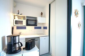 Kühlschrank, Mikrowelle, Geschirrspüler, Toaster