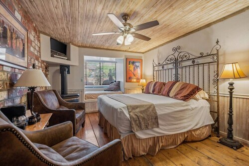 Adobe Village Inn - Tumbleweed Suite