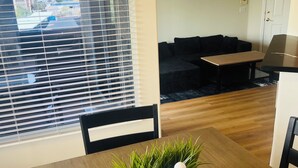 Een eetgedeelte met een tafel, stoelen, een potplant en een decoratief object.