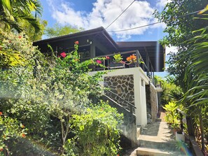 Exterior - 5-minutes to the beach! 2-bedroom villa perfect for remote island getaways (Grenadines)