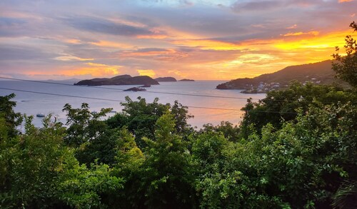 5-minutes to the beach! 2-bedroom villa perfect for remote island getaways