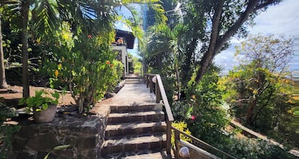 Hypnosis Haus - Secluded Oceanview Villa—5-Minutes to Beach