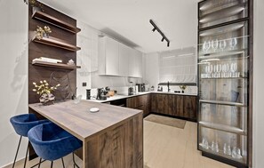 Kühlschrank, Mikrowelle, Ofen, Geschirrspüler