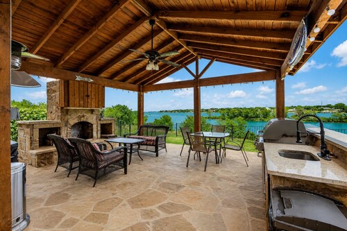 Lakefront Oasis w/covered Patio + outdoor Kitchen