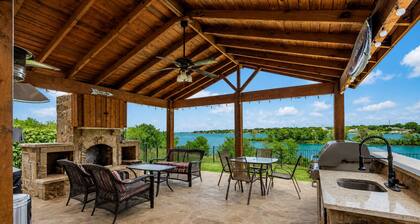 Lakefront Oasis w/covered Patio + outdoor Kitchen